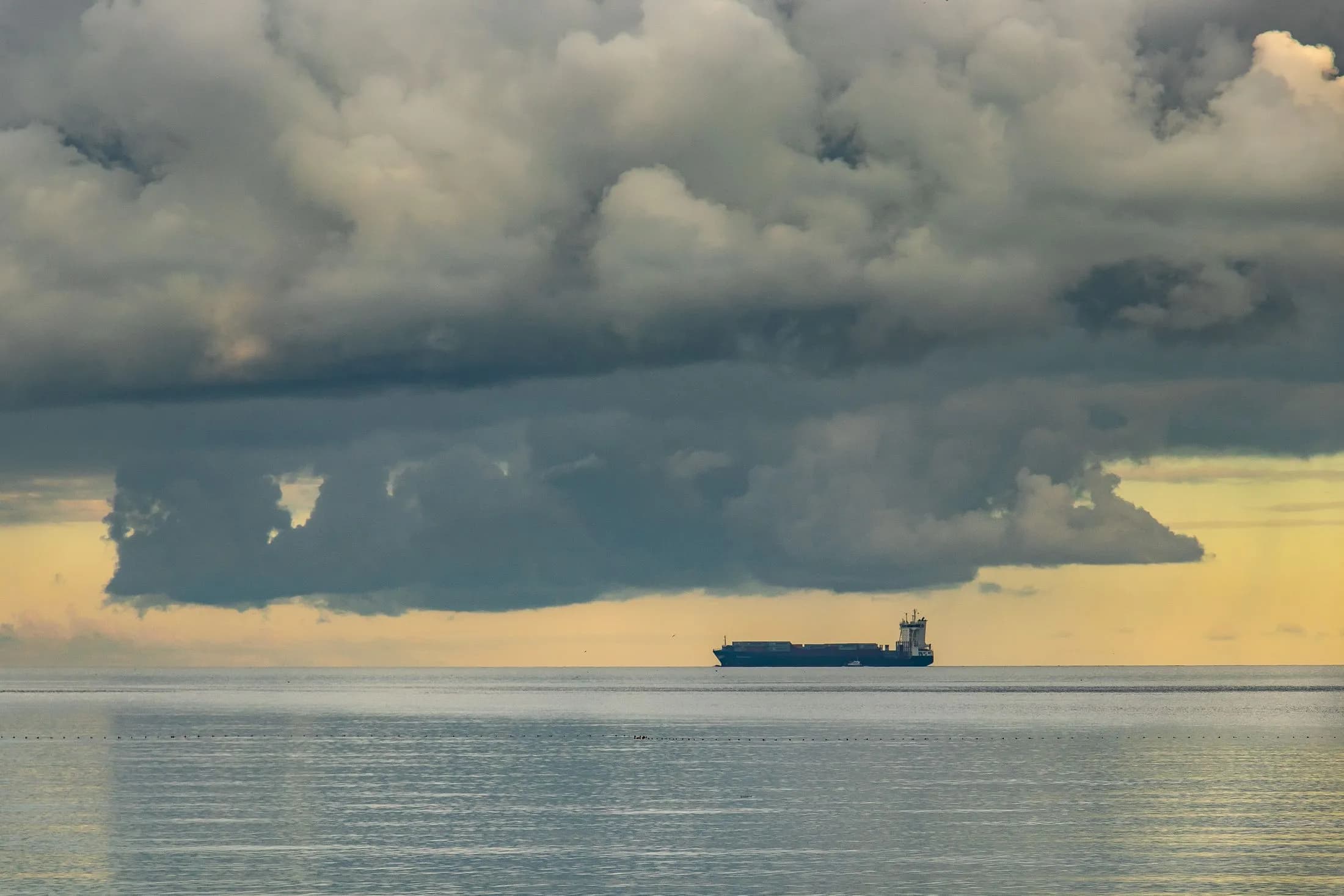 Navire de transport de produits pétroliers au large, au crépuscule