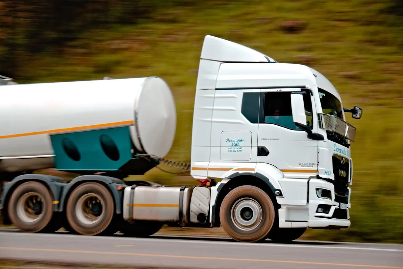 Camion-citerne de carburant sur une route