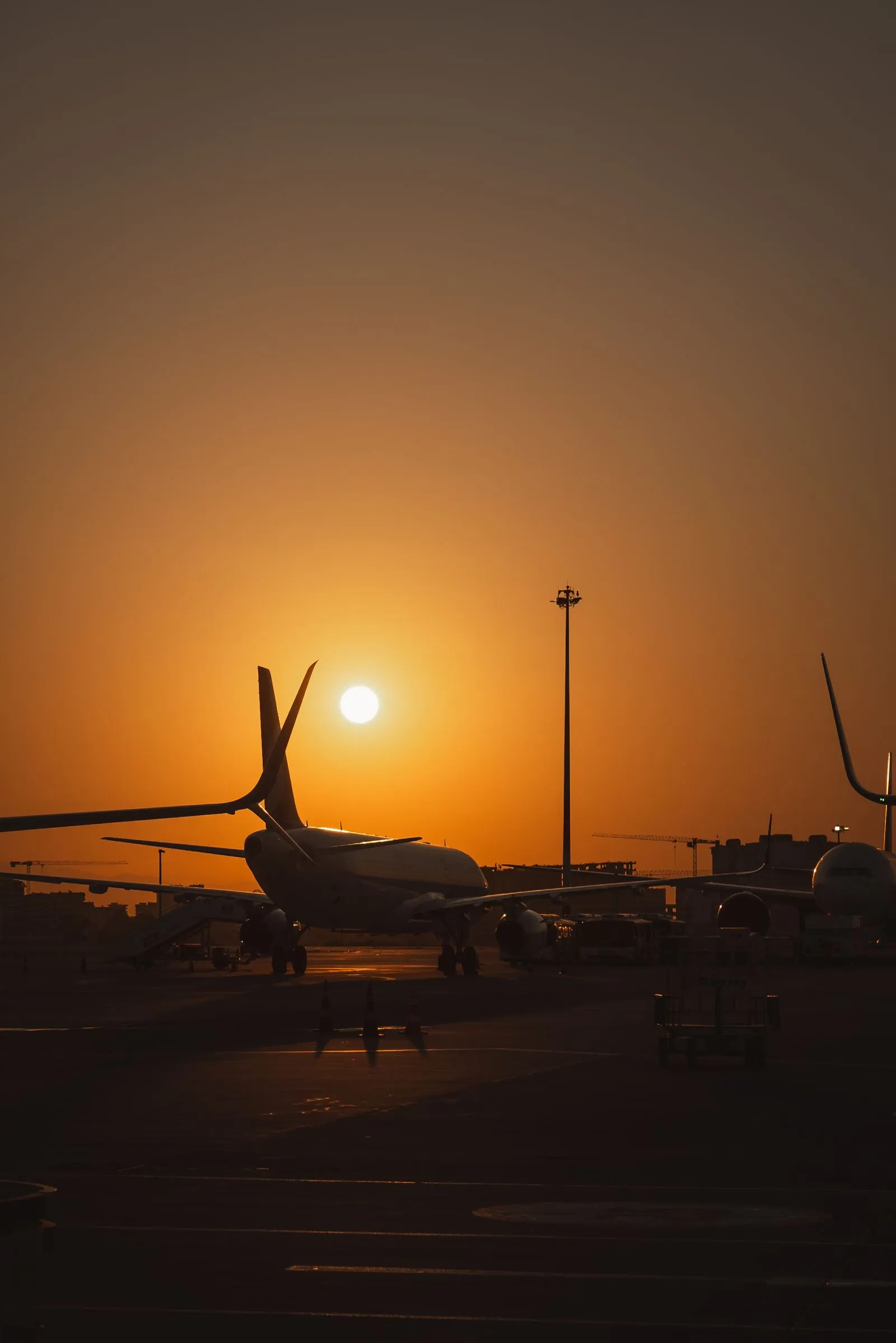 Avion en cours de ravitaillement sur le tarmac